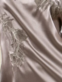 Seta Superior Seiden-Morgenmantel SUPERBO Von Cotton Club -Amoena Verkaufs-Shop farbfeld seide spitze taupe seta superior cotton club