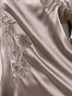 Seta Superior Seiden-Negligé SPLENDIDA Satin Von Cotton Club -Amoena Verkaufs-Shop farbfeld seide spitze taupe seta superior cotton club 1 2