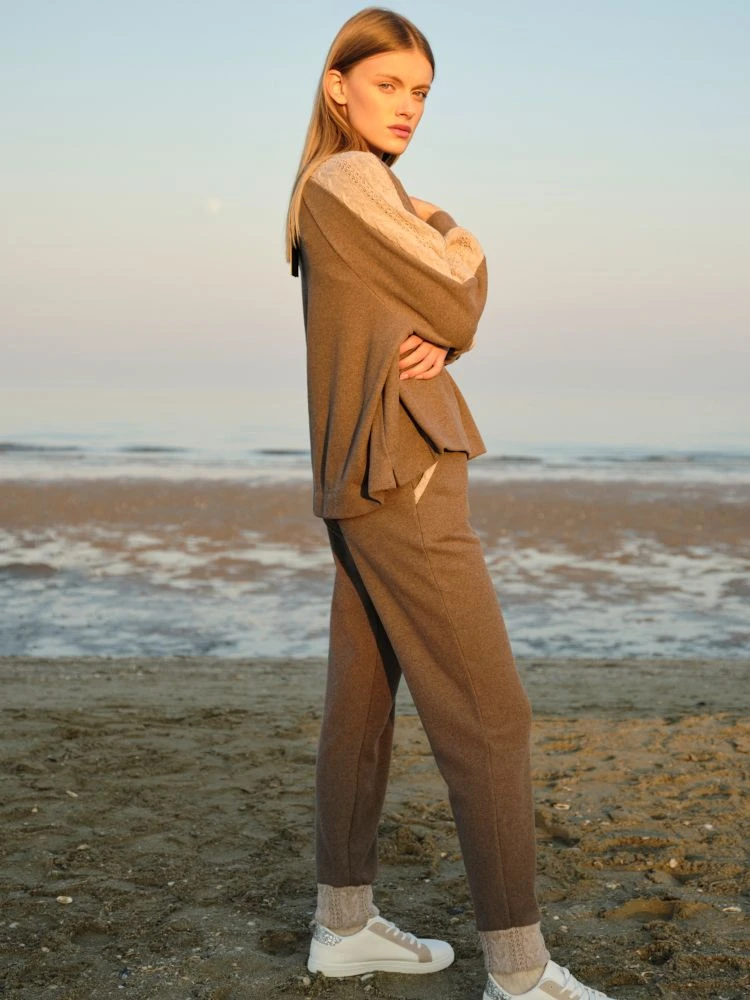 Lounge Set NOCCIOLA Nougat Mit Strickeinsatz Von Chiara Fiorini 2 Lounge Set NOCCIOLA Nougat Mit Strickeinsatz Von Chiara Fiorini – Bild 2