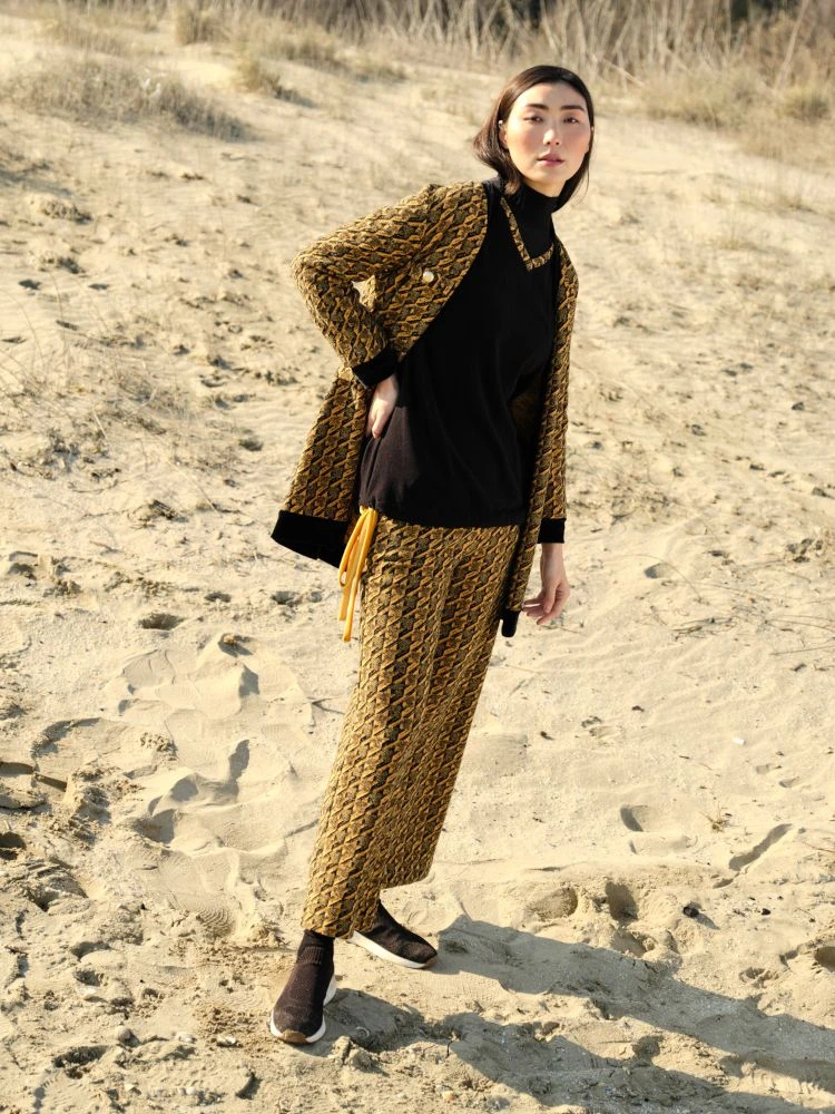 Lounge Set ZAFFERANO Mit Velourhose Schwarz-gelb Von Chiara Fiorini 3 Lounge Set ZAFFERANO Mit Velourhose Schwarz-gelb Von Chiara Fiorini – Bild 3