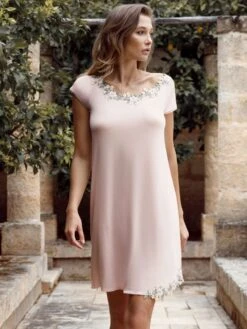 Kurzarm Nachtkleid CAMILLA Zartrosé Aus Modal Von Imec 5 Kurzarm Nachtkleid CAMILLA Zartrosé Aus Modal Von Imec -Amoena Verkaufs-Shop modal nachtkleid camilla rosa 69991 imec 2 1