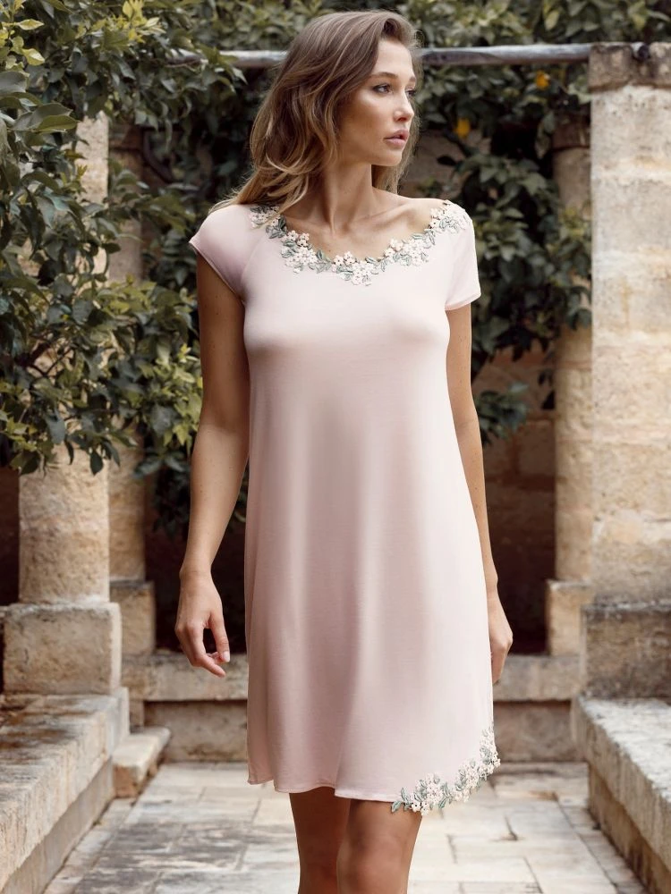 Kurzarm Nachtkleid CAMILLA Zartrosé Aus Modal Von Imec 3 Kurzarm Nachtkleid CAMILLA Zartrosé Aus Modal Von Imec – Bild 3