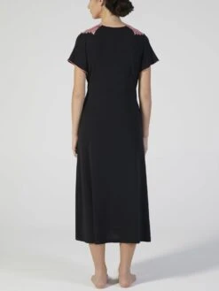 Modal Nachtkleid Mit Spitze Wadenlang Schwarz-rosa Von Verdiani -Amoena Verkaufs-Shop modal nachtkleid lang schwarz 4511 verdiani 2
