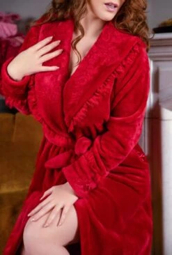 Plüsch-Hausmantel NEIGE Mit Spitze Marjolaine 11 Plüsch-Hausmantel NEIGE Mit Spitze Marjolaine -Amoena Verkaufs-Shop morgenmantel lang neige rubis 9nei2201 marjolaine 7 1