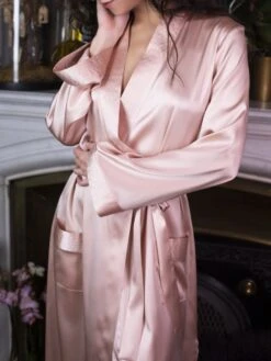 Seide Morgenmantel Lang NELIA Satin Marjolaine -Amoena Verkaufs-Shop morgenmantel lang nelia boudoir 4nel2201 marjolaine 6 1 1