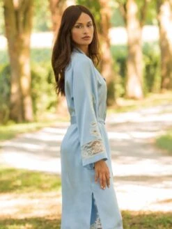 100% Seide Morgenmantel Lang MARJOLIE No. 6 Mit Spitze Marjolaine -Amoena Verkaufs-Shop morgenmantel lang seide 3mar2201 hellblau weiss marjolaine 2