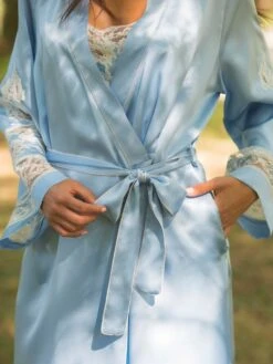 100% Seide Morgenmantel Lang MARJOLIE No. 6 Von Marjolaine -Amoena Verkaufs-Shop morgenmantel lang seide 3mar2201 hellblau weiss marjolaine 3 7