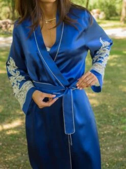 100% Seide Morgenmantel Lang MARJOLIE No. 6 Von Marjolaine -Amoena Verkaufs-Shop morgenmantel lang seide 3mar2201 royalblau weiss marjolaine 2 7