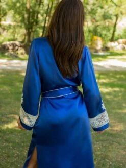 100% Seide Morgenmantel Lang MARJOLIE No. 6 Von Marjolaine -Amoena Verkaufs-Shop morgenmantel lang seide 3mar2201 royalblau weiss marjolaine 3 7