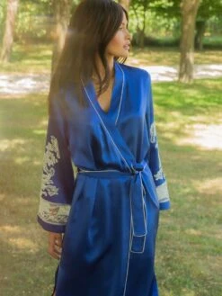 100% Seide Morgenmantel Lang MARJOLIE No. 6 Von Marjolaine -Amoena Verkaufs-Shop morgenmantel lang seide 3mar2201 royalblau weiss marjolaine 7