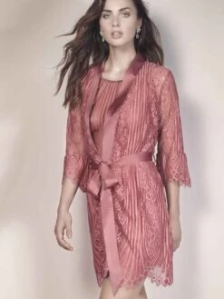 Spitze Morgenmantel JOSEPHINE Von Escora 9 Spitze Morgenmantel JOSEPHINE Von Escora -Amoena Verkaufs-Shop morgenmantel spitze altrosa 1709 e264 771 josephine escora 2