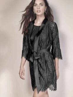 Spitze Morgenmantel JOSEPHINE Von Escora 13 Spitze Morgenmantel JOSEPHINE Von Escora -Amoena Verkaufs-Shop morgenmantel spitze schwarz 1709 e264 400 josephine escora 1