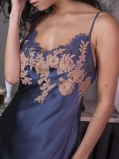 Stretchseide Nachthemd NINA Von Marjolaine 37 Stretchseide Nachthemd NINA Von Marjolaine -Amoena Verkaufs-Shop nachthemd nina jeans nude 4nin0101 marjolaine 3 1