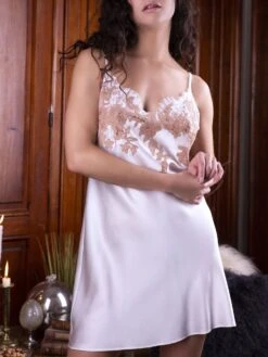 Stretchseide Nachthemd NINA Marjolaine Lingerie 22 Stretchseide Nachthemd NINA Marjolaine Lingerie -Amoena Verkaufs-Shop nachthemd nina naturel nude 4nin0101 marjolaine 2 1 1 1 1