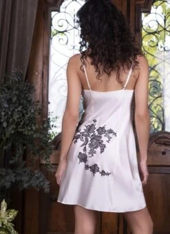 Seidennachthemd NYMPHE No. 1 Kurz Von Marjolaine 23 Seidennachthemd NYMPHE No. 1 Kurz Von Marjolaine -Amoena Verkaufs-Shop nachthemd nymphe naturel noir 4nym0101 marjolaine 3