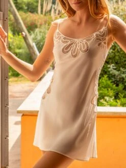 100% Seide Neglige SOIE FANTAISIE No. 2 Soutache Marjolaine -Amoena Verkaufs-Shop nachthemd seide soie fantaisie 3soi0101 naturweiss 0074 marjolaine 3 5 1