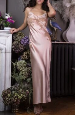 Stretchseide Neglige Lang NINA Marjolaine Lingerie -Amoena Verkaufs-Shop nachtkleid lang nina boudoir nude 4nin3001 marjolaine 4