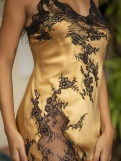 Seide Negligé PERSEA No. 3 Mit Spitze Von Marjolaine 18 Seide Negligé PERSEA No. 3 Mit Spitze Von Marjolaine -Amoena Verkaufs-Shop neglige lang seide 4per6101 8404ocre noir persea marjolaine 3 1