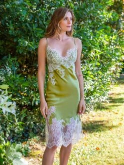 Seide Nachtkleid NYMPHE No. 5 Halblang Marjolaine 12 Seide Nachtkleid NYMPHE No. 5 Halblang Marjolaine -Amoena Verkaufs-Shop neglige mittellang nymphe mousse naturel 4nym6101 marjolaine 8 1