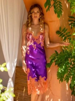 Seide Nachtkleid NYMPHE No. 5 Halblang Marjolaine 13 Seide Nachtkleid NYMPHE No. 5 Halblang Marjolaine -Amoena Verkaufs-Shop neglige mittellang nymphe violet abricot 4nym6101 marjolaine 8 1