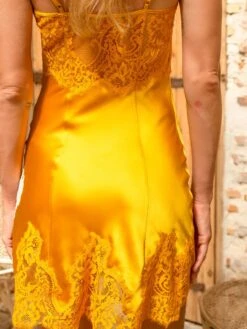 Stretchseide Neglige NINA Kurz Marjolaine 38 Stretchseide Neglige NINA Kurz Marjolaine -Amoena Verkaufs-Shop neglige seide nina 4nin0102 gelb 7374 marjolaine 8