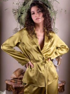 Seidenpyjama SOIE UNIE Von Marjolaine Basic Line -Amoena Verkaufs-Shop pyjama damen seide soie unie soi5533 linde goldgruen marjolaine 3 5