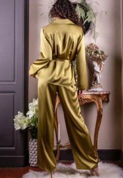 Seidenpyjama SOIE UNIE Von Marjolaine Basic Line -Amoena Verkaufs-Shop pyjama damen seide soie unie soi5533 linde goldgruen marjolaine 5