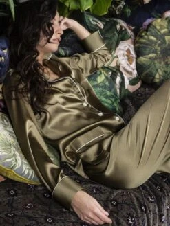 Seidenpyjama NOANE BICOLORE Stretchseide Marjolaine -Amoena Verkaufs-Shop pyjama noane bicolor kaki naturel 4noa5502 marjolaine 1