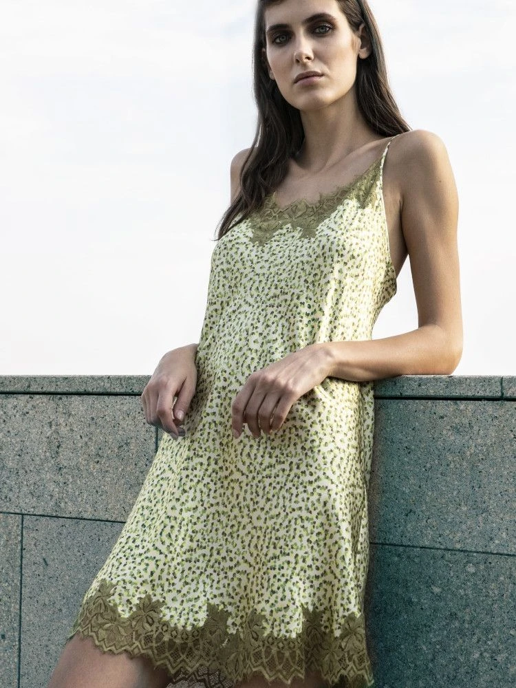 100% Seide Neglige Mit Spitze Kurz Kiwi Print Von Verdiani 2 100% Seide Neglige Mit Spitze Kurz Kiwi Print Von Verdiani – Bild 2