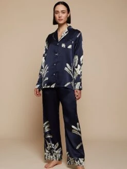 100% Seide Schlafanzug Elisabetha In ELEPHANT GARDEN Nachtblau Von Radice -Amoena Verkaufs-Shop seidenpyjama elisabetha elephant garden 11204 radice 6
